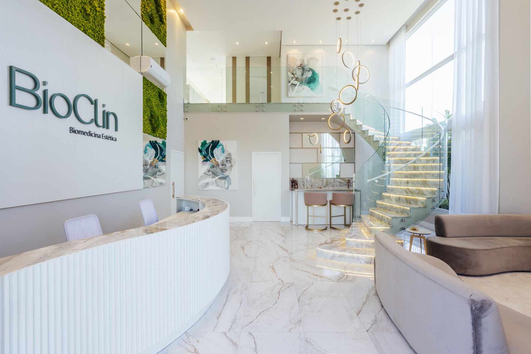 Hall de entrada da Bioclin com escada em mármore iluminada